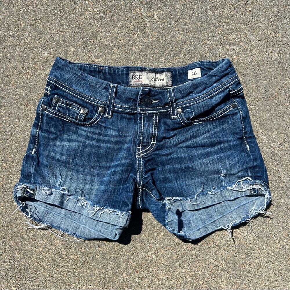 Buckle BKE Culture rolled hem Frayed jean shorts Size 26 Style BKL2529
